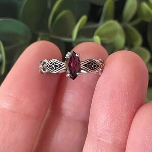 Vintage Avon Sterling Silver 925 Ring Marquise Garnet Birthstone Filigree